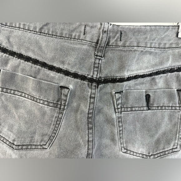 Free People women’s faded gray & black cutoff distressed denim shorts. Size 24 - Picture 6 of 8